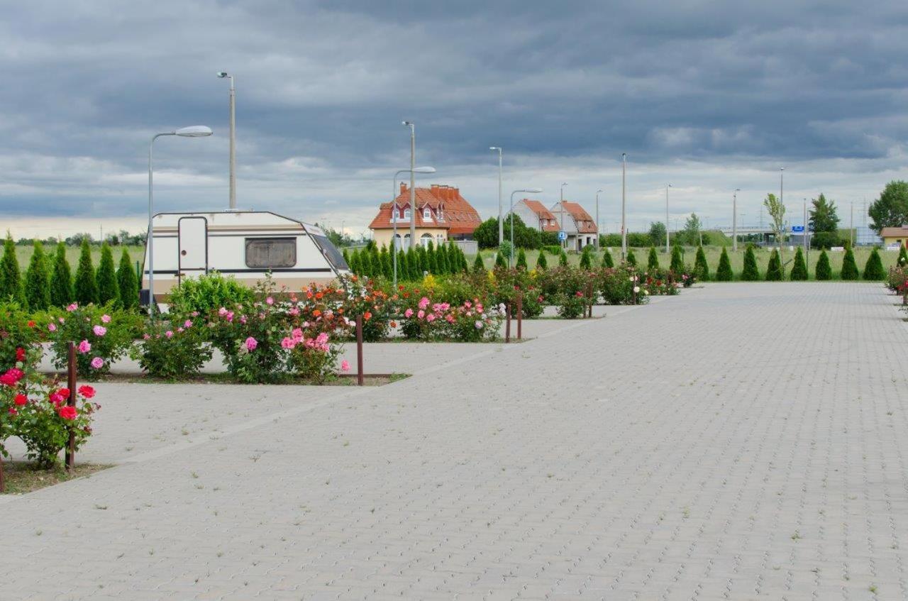 היישאלום Hotel Rozsa Csarda Bungalow & Caravan Park מראה חיצוני תמונה