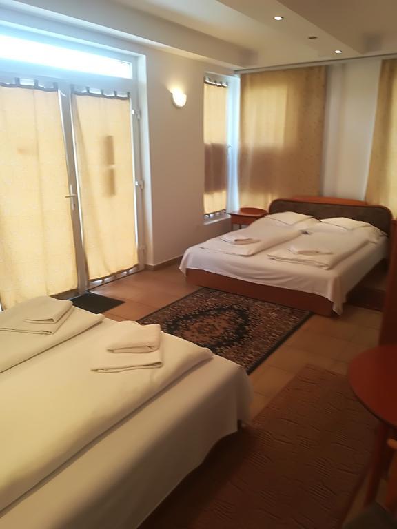 היישאלום Hotel Rozsa Csarda Bungalow & Caravan Park מראה חיצוני תמונה