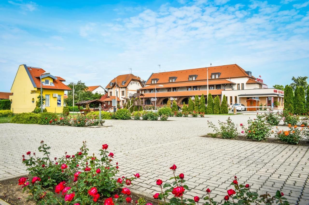 היישאלום Hotel Rozsa Csarda Bungalow & Caravan Park מראה חיצוני תמונה